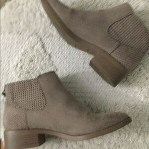 DV 7 taupe ankle boots suede lattice detail